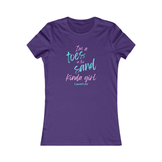 I'M A TOES IN THE SAND KINDA GIRL - Bella+Canvas Women's Favorite Tee (Slim Fit)